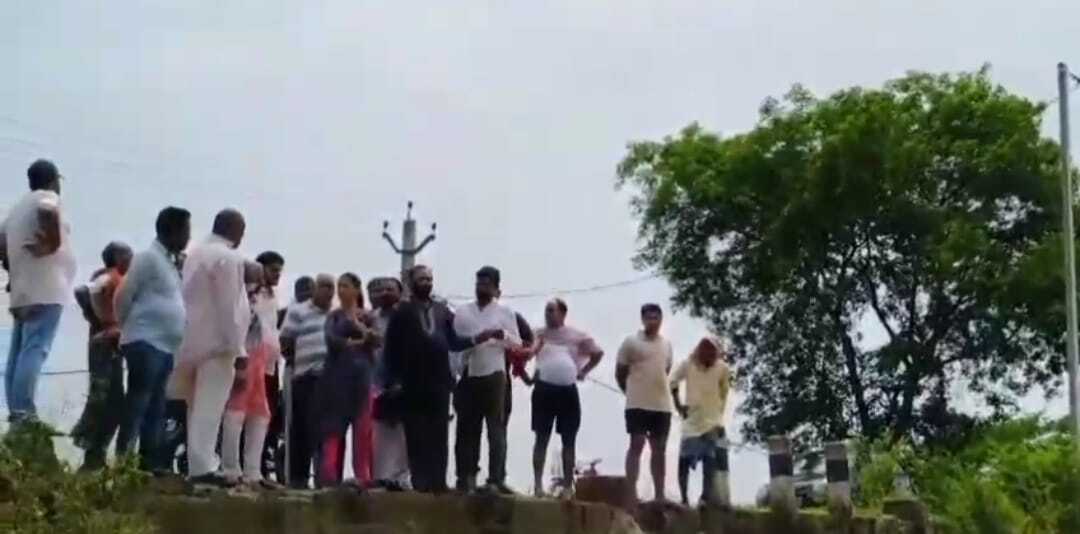 ग्रामीणोंं ने डांड़ के जीर्णोद्वार में घटिया कार्य करने का लगाया आरोप, अधिकारियों ने किया कार्य स्थल की जांच