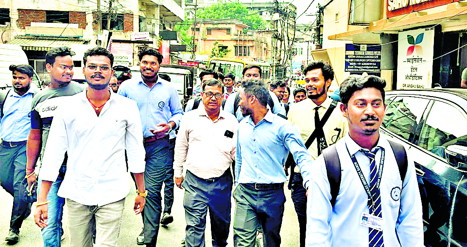 Ranchi News : फूटा गुस्सा, डीएसडब्ल्यू को छात्र पैदल ले गये कल्याण विभाग