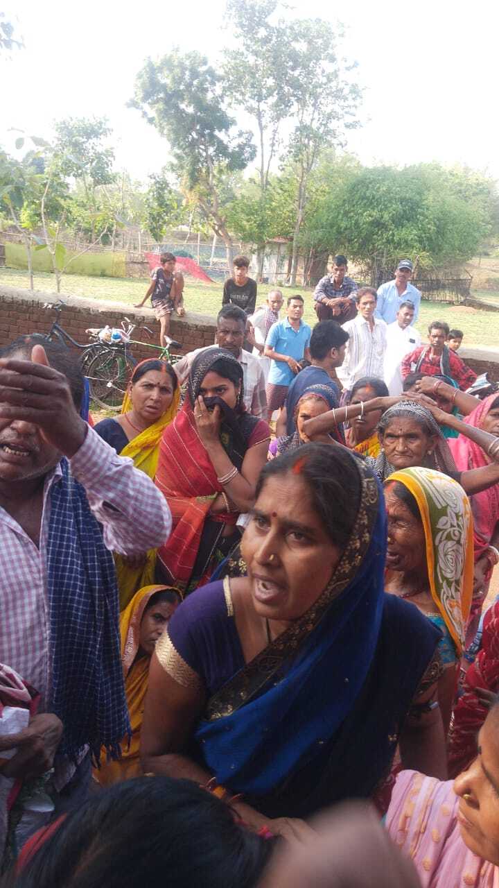 Giridih News: कार्डधारियों ने डीलर की दुकान पर किया हंगामा