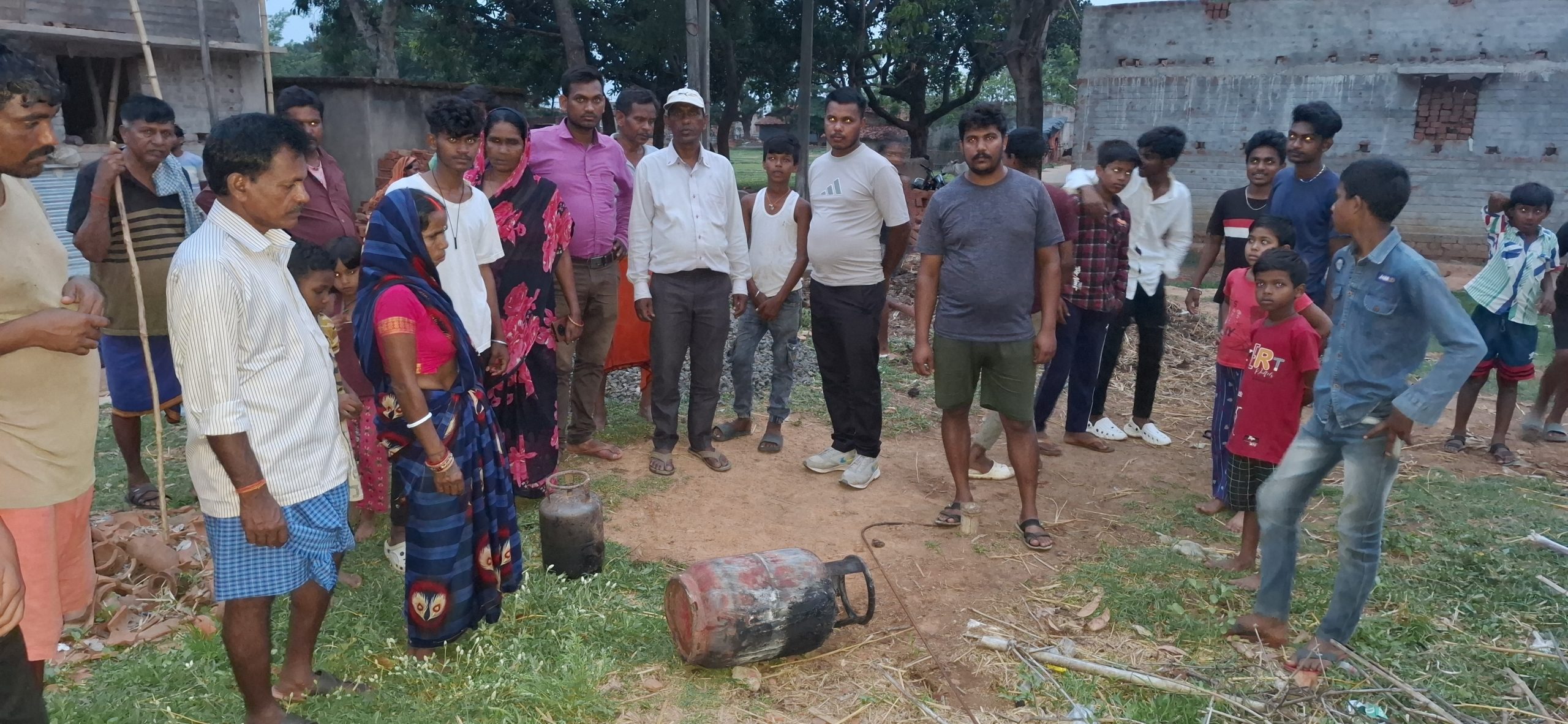 Giridih News: गैस रिसाव से दो घरों में लगी आग, एक लाख की संपत्ती का नुकसान