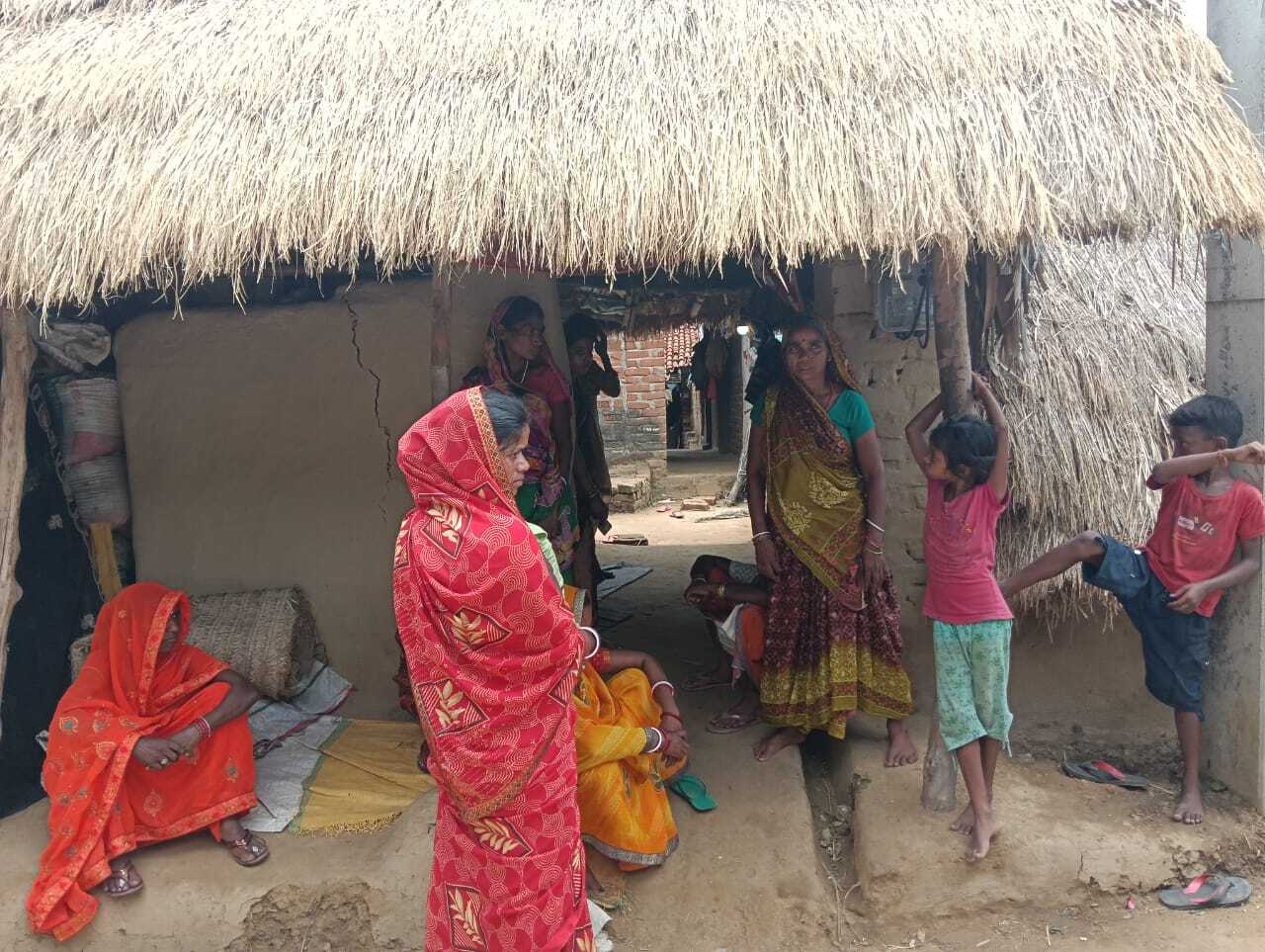 पोस्टमॉर्टम के बाद युवक का शव पहुंचा गांव, दहाड़ मार रोने लगी पत्नी