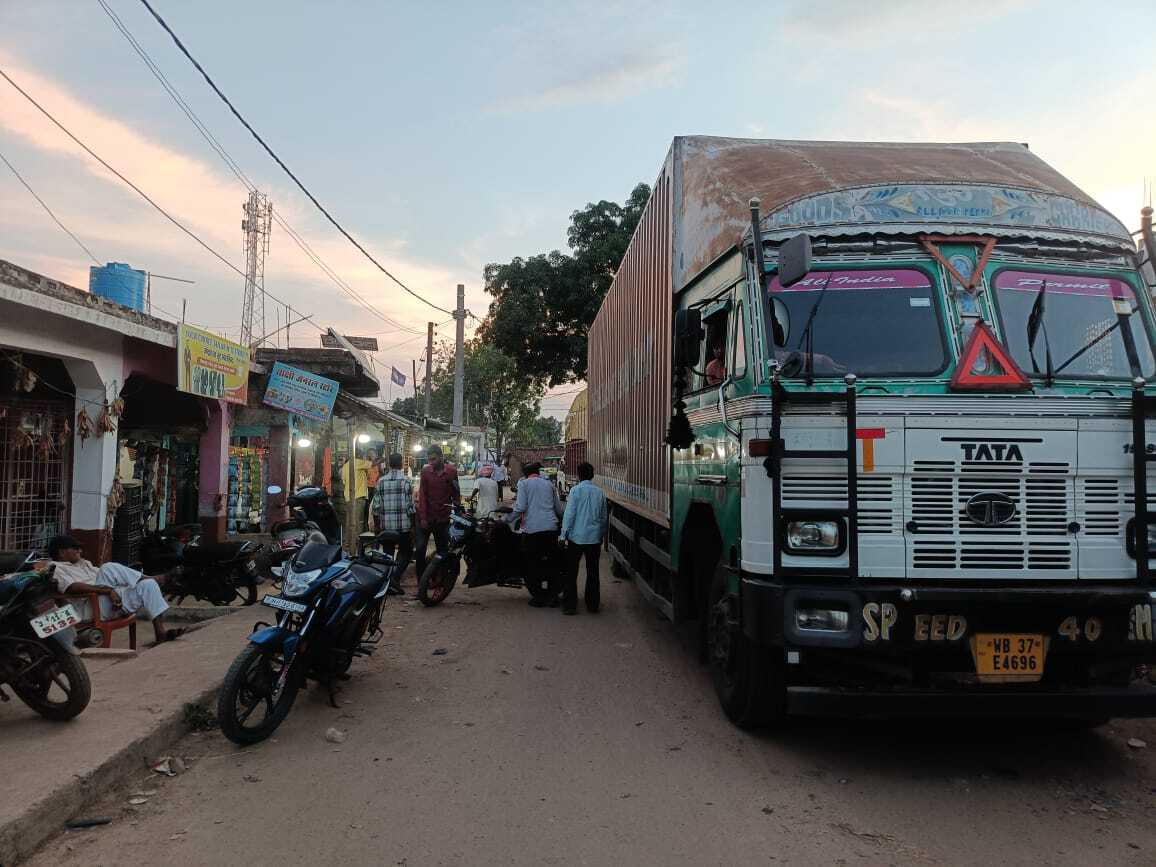 Giridih News: सियाटांड़ में मुख्य मार्ग पर लगता है हाट, जाम से परेशानी