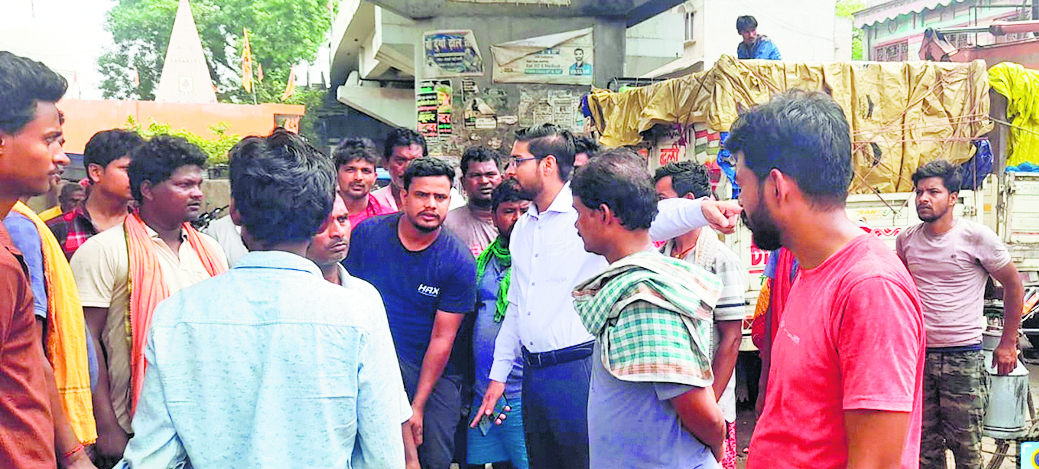 Saran News : खनुआ नाला निर्माण में बाधा बना मछलीहट्टा किया गया स्थानांतरित