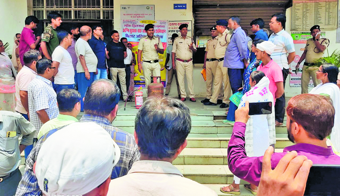 स्वास्थ्य कर्मियों को आग से बचाव के सीखाये गये गुर