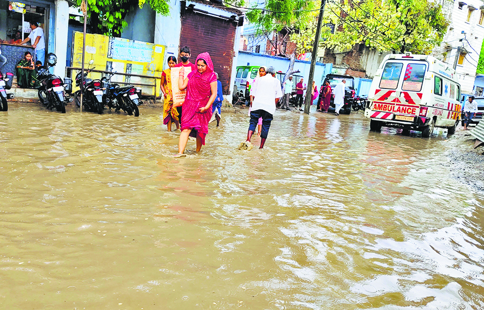 मौसम की पहली बारिश से ही शहर में लगा जलजमाव