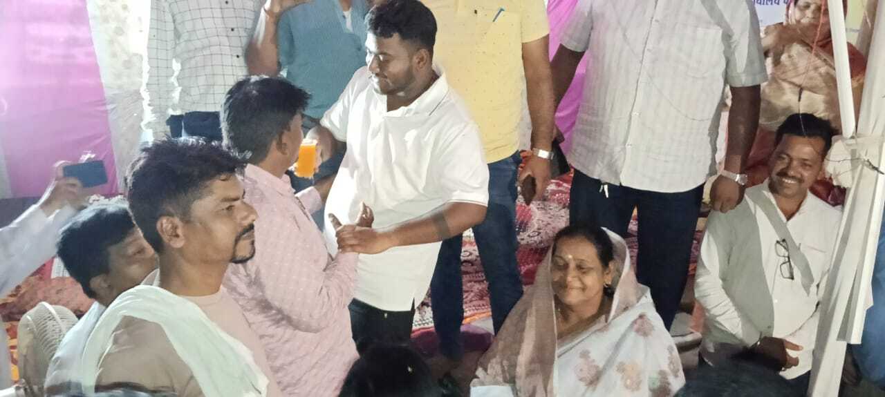 Giridih News: बेबी देवी के आश्वासन पर मुखिया व पूर्व मुखिया ने समाप्त किया हड़ताल