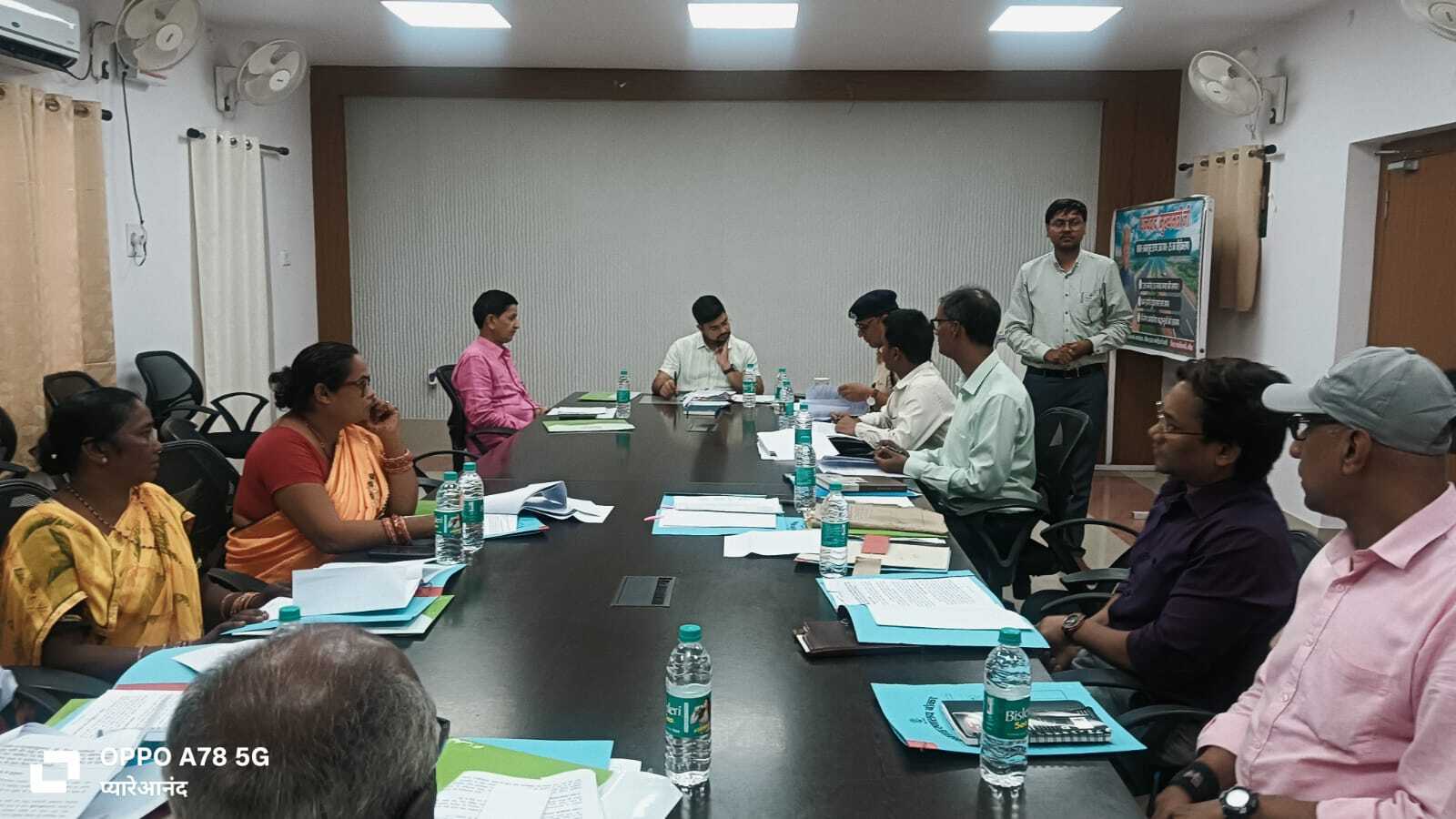 डीएम ने अत्याचार निवारण मामले में आरोप पत्र समर्पित करने का दिया निर्देश