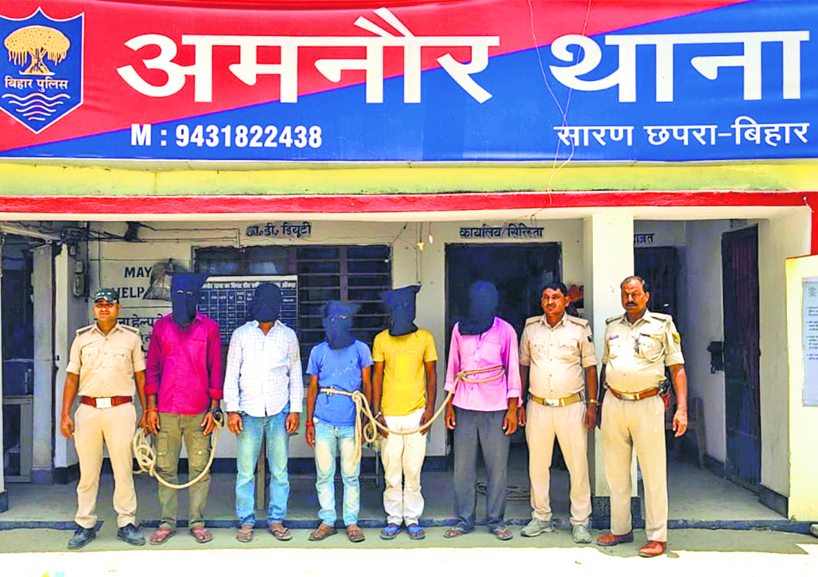 Saran News : अवैध हथियारों के साथ पांच युवकों को पुलिस ने पकड़ा