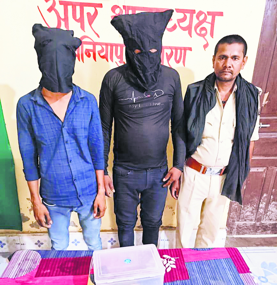 Saran News : आर्केस्ट्रा में अवैध हथियार लहराने वाला युवक गिरफ्तार