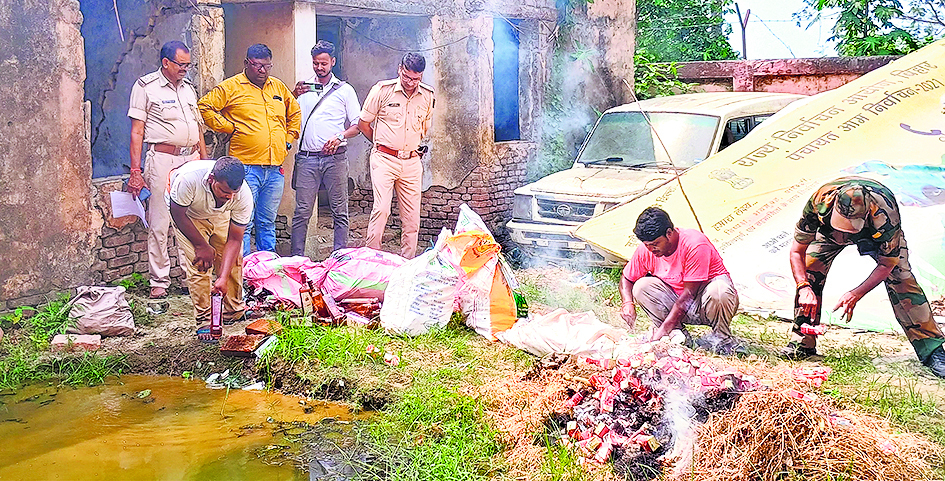 Saran News : 175 लीटर अंग्रेजी व 52 लीटर देसी शराब का किया गया विनष्टीकरण