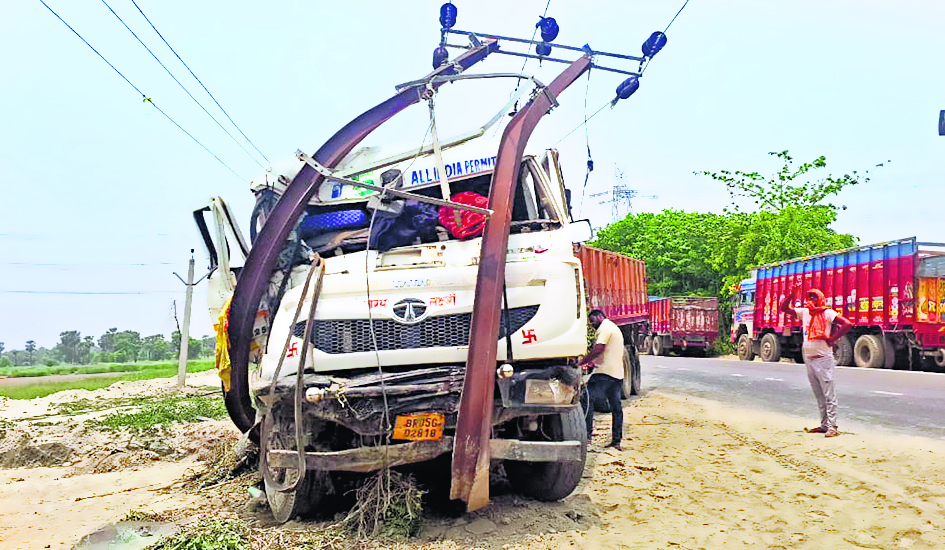Saran News : ट्रक की टक्कर से 33 केवीए फीडर के बिजली का पोल टूटा