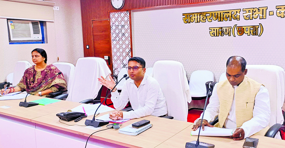 Saran News : एक भी मुआवजा पेंडिंग नहीं रहना चाहिए, नहीं तो होगी करवाई : डीएम