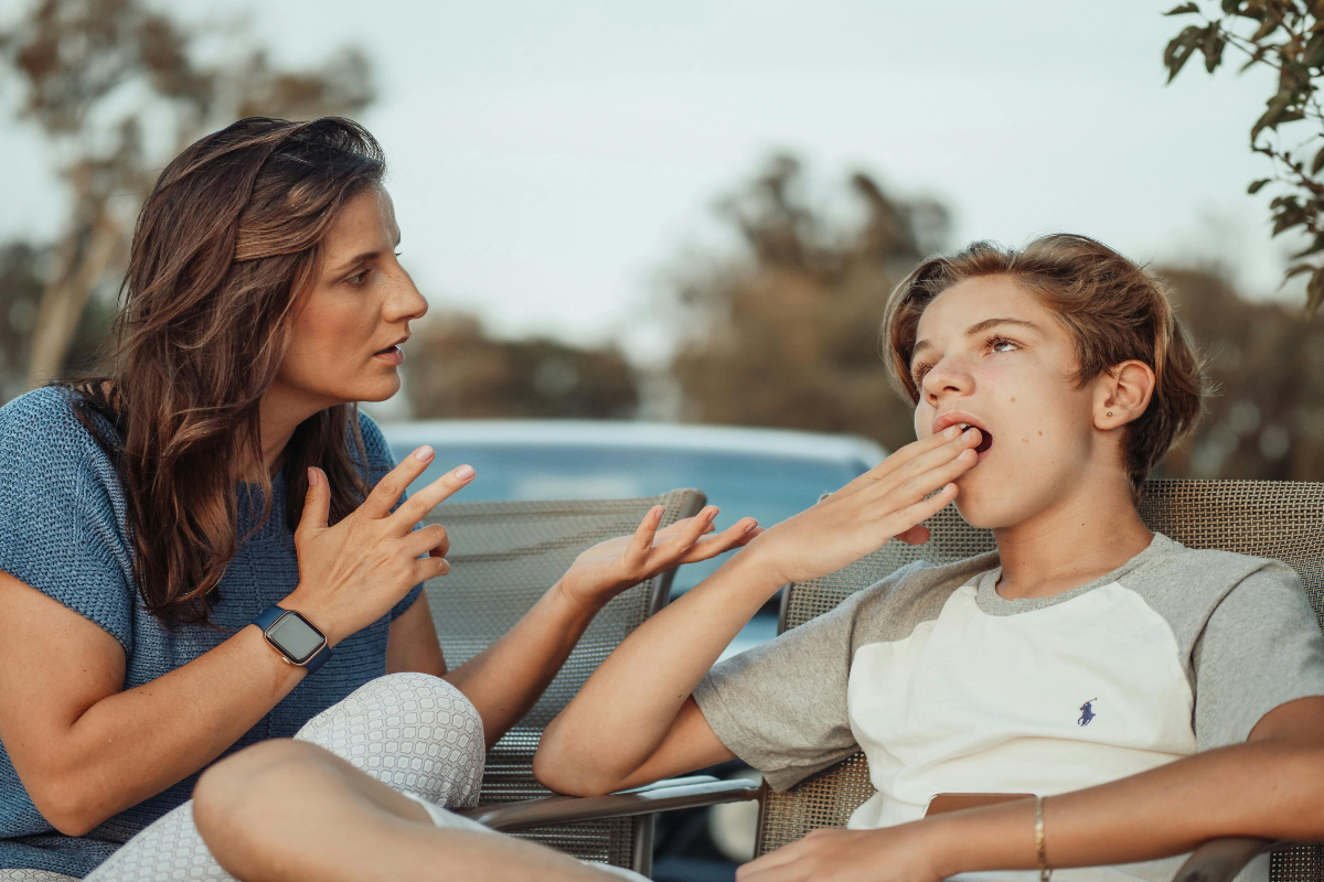 Parenting Tips: मां-बाप की इन आदतों से सभी के सामने शर्मिंदा हो जाते हैं बच्चे, पैरेंट्स से जीवनभर करते हैं नफरत