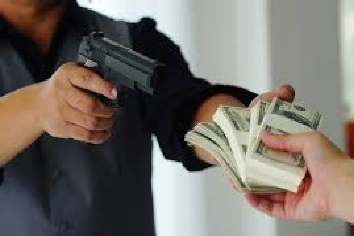 Bihar Robbery News: मालिक को बंधक बना ज्वेलरी शॉप में 10 लाख की हुई लूट, हथियार लहराते भाग गये लुटेरे