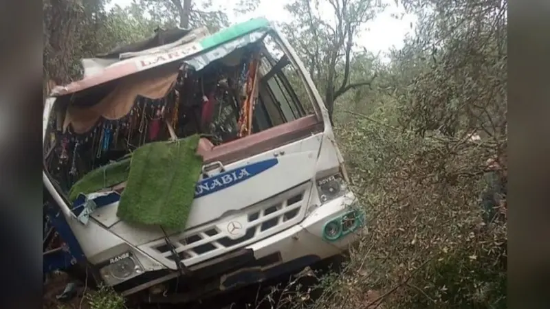 Bus Accident: जम्मू-कश्मीर के पुंछ में भीषण सड़क हादसा, 2 की मौत 20 घायल