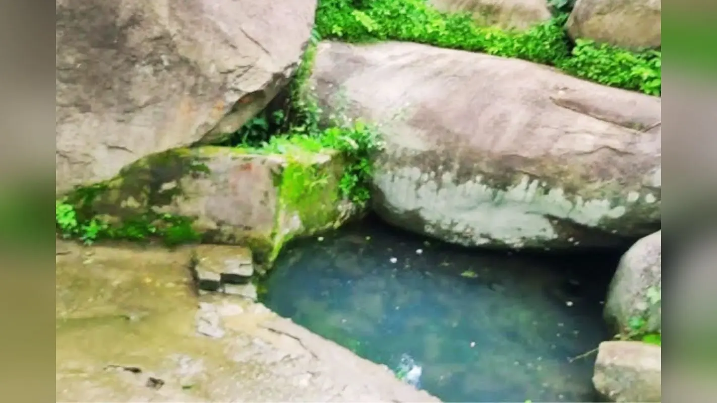 वैज्ञानिक भी नहीं ढूंढ़ पाये झारखंड के निर्झर का रहस्य, भीषण गर्मी में भी मिलता है फ्रिज जैसा ठंडा पानी