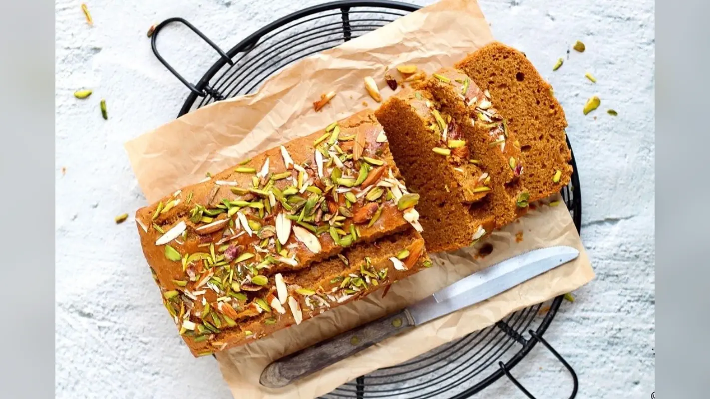 Atta Jaggery Cake Recipe without Oven: बिना ओवन के घर पर बनाएं स्पंजी केक बच्चों को आएगा बेहद पसंद