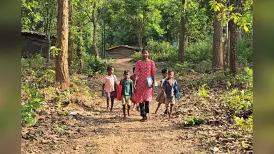 झारखंड का आदिम जनजाति गांव, जहां पहली मैट्रिक पास बिरहोर बिटिया झोपड़ी से बिखेर रही शिक्षा की रोशनी