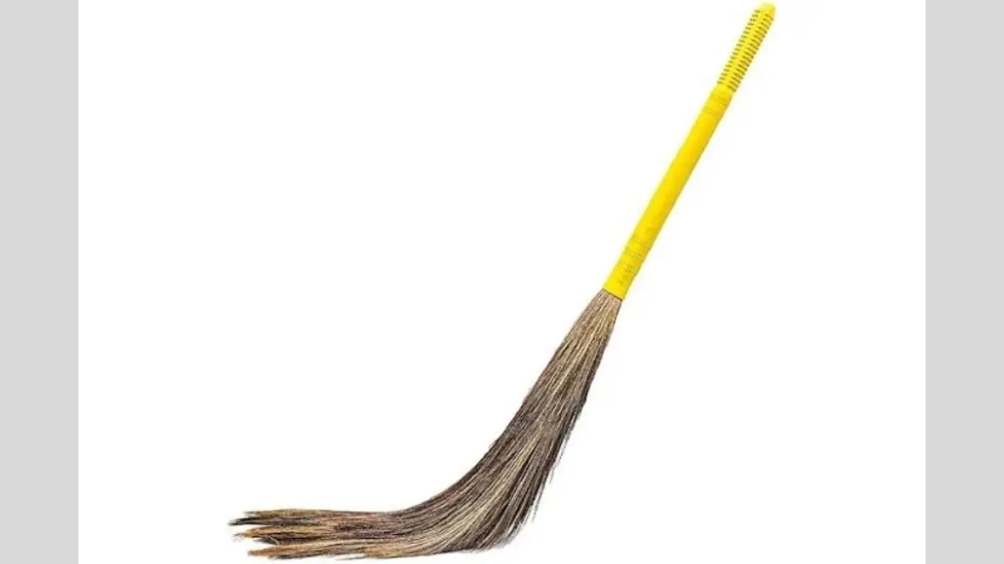 Broom Tips: झाड़ू से जुड़ी ये 5 गलतियां कर सकती हैं आपको कंगाल, जानिए क्या कहती है मान्यता