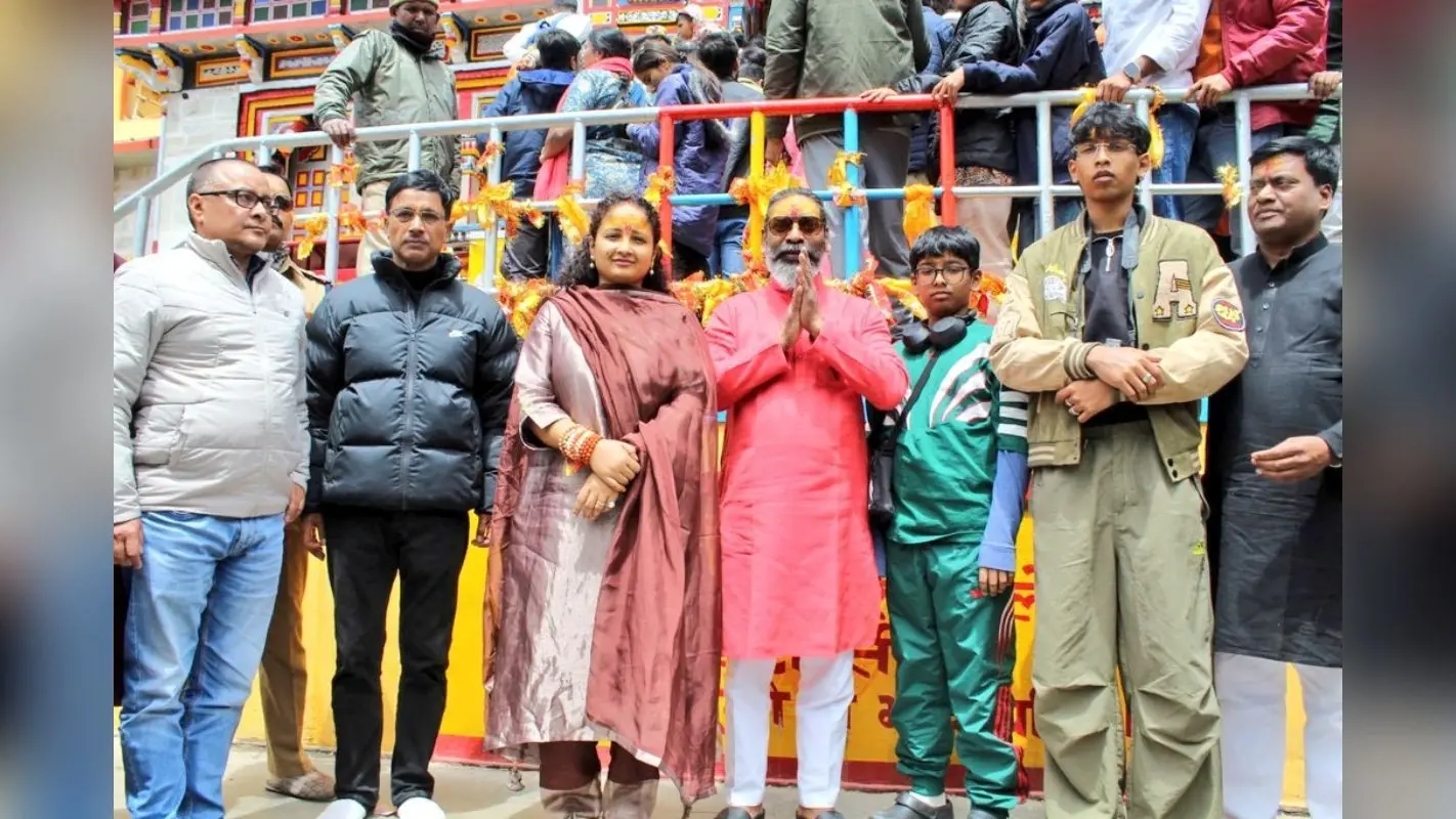 Video: पत्नी संग बोकारो पहुंचे सीएम हेमंत सोरेन, जगन्नाथ महतो के बेटे और बहू को दिया आशीर्वाद