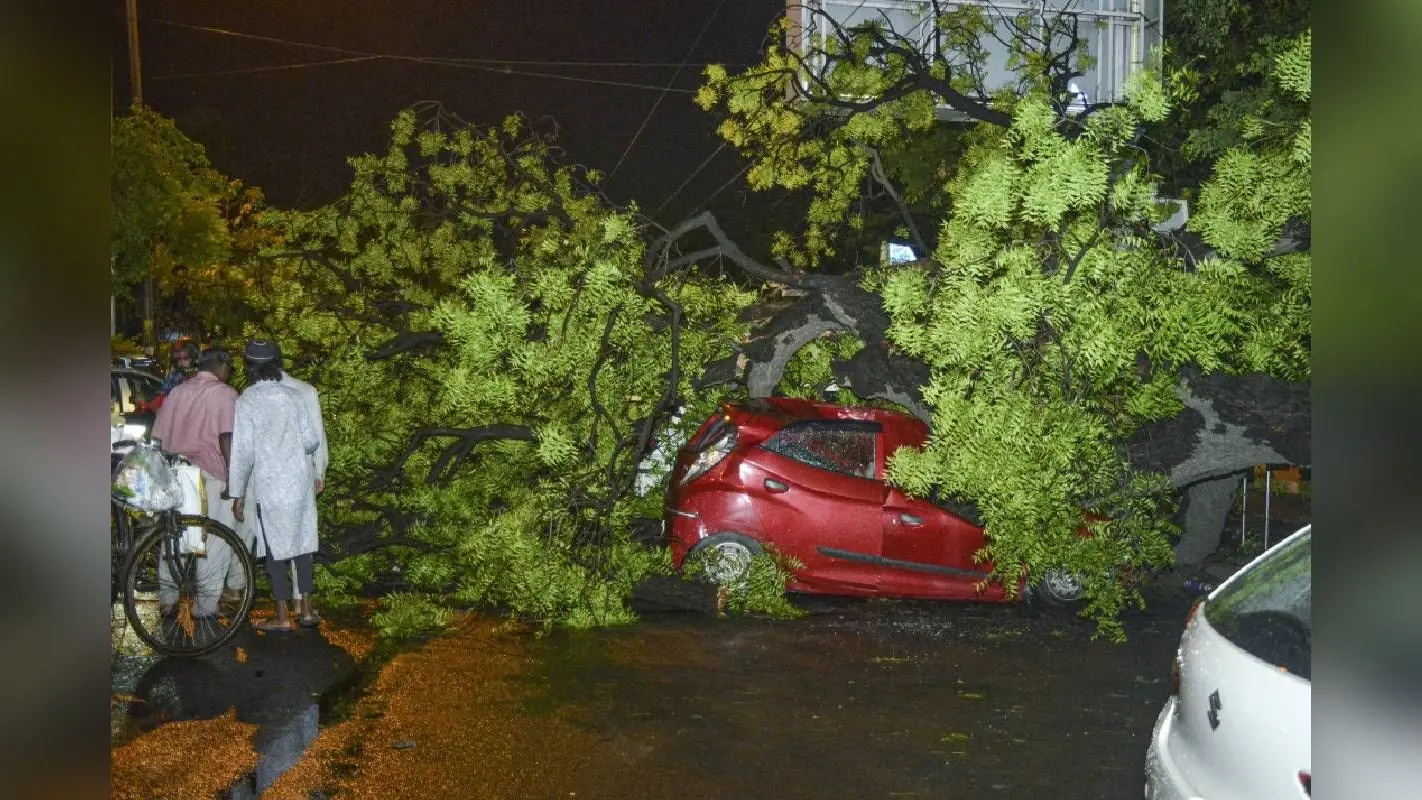 Delhi Rain : दिल्ली में तेज बारिश, लोगों का हाल बेहाल, अगले तीन दिनों तक ऐसा ही रहेगा मौसम