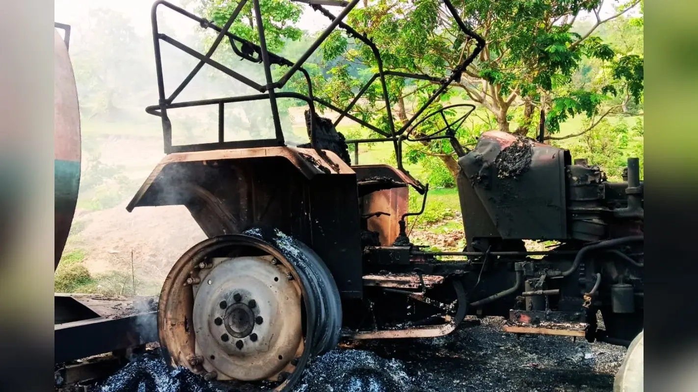 Deoghar News: सारठ में सड़क दुर्घटना के बाद बवाल, क्रशर प्लांट के गोदाम और ट्रैक्टर को फूंका, देखें Video