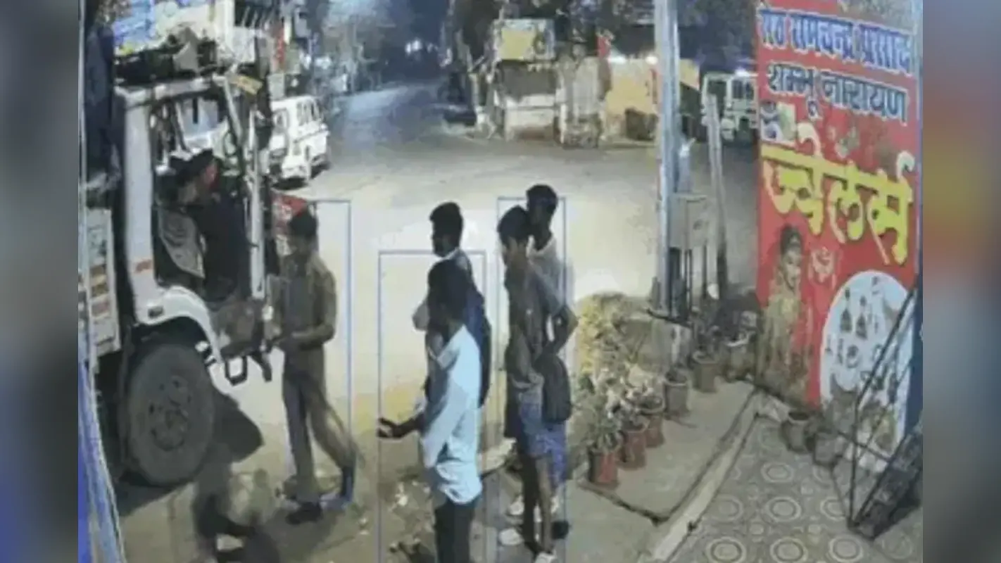 गोरखपुर में पुलिस की पिटाई का वीडियो वायरल,डीसीएम चालक की गिरफ्तारी के बाद मचा बवाल