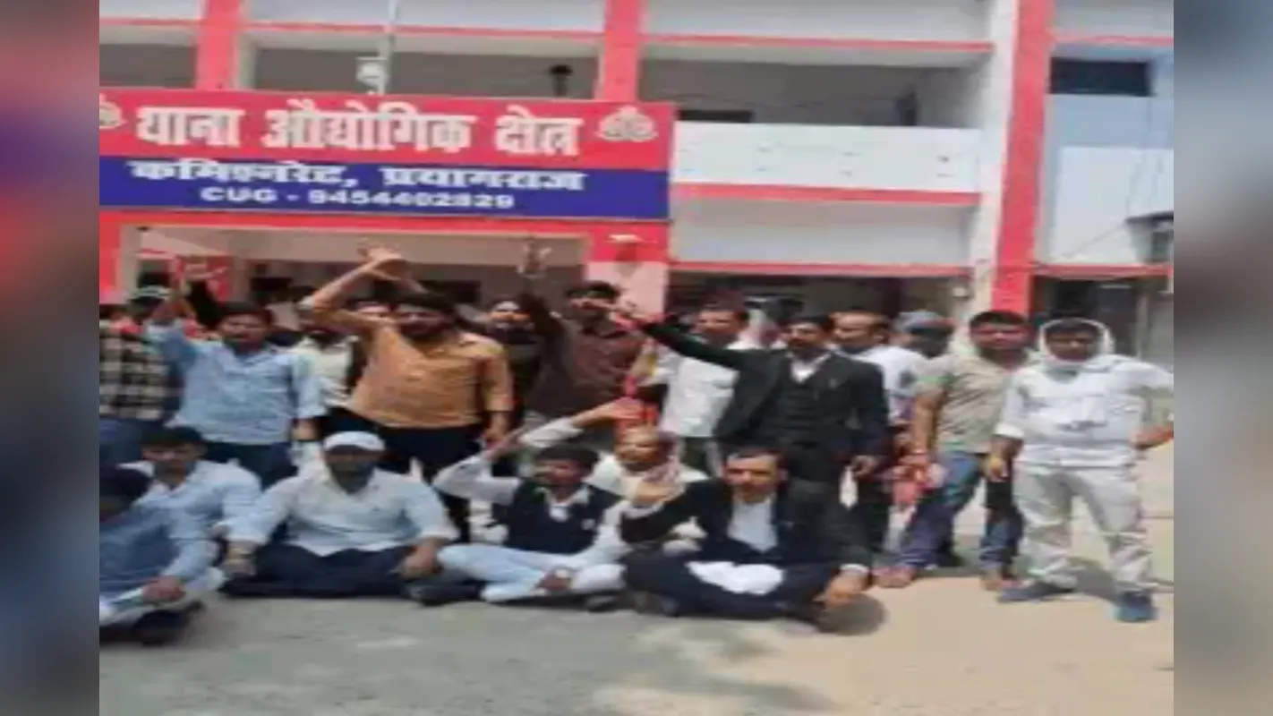 प्रयागराज में कानून के रखवालों की बगावत: पूर्व ब्लॉक प्रमुख की गिरफ्तारी पर वकीलों का 6 घंटे का तूफानी हंगामा!