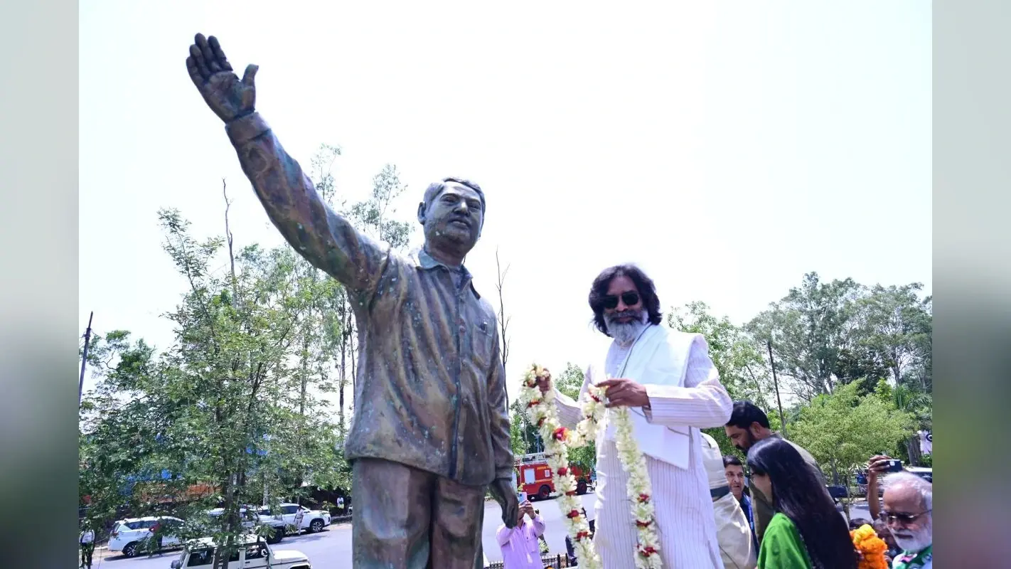 दुर्गा सोरेन की पुण्यतिथि पर सीएम ने दी श्रद्धांजलि, कार्यक्रम में भिड़े झामुमो कार्यकर्ता
