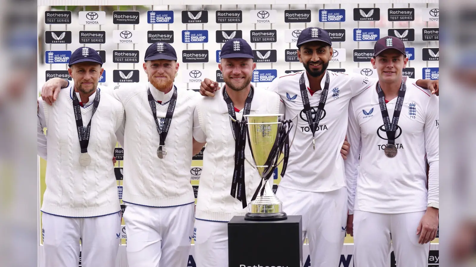 ENG vs ZIM: जिम्बाब्वे को पारी से हराकर आंखें दिखा रहा इंग्लैंड, अब भारतीय शेर निकालेंगे हेकड़ी