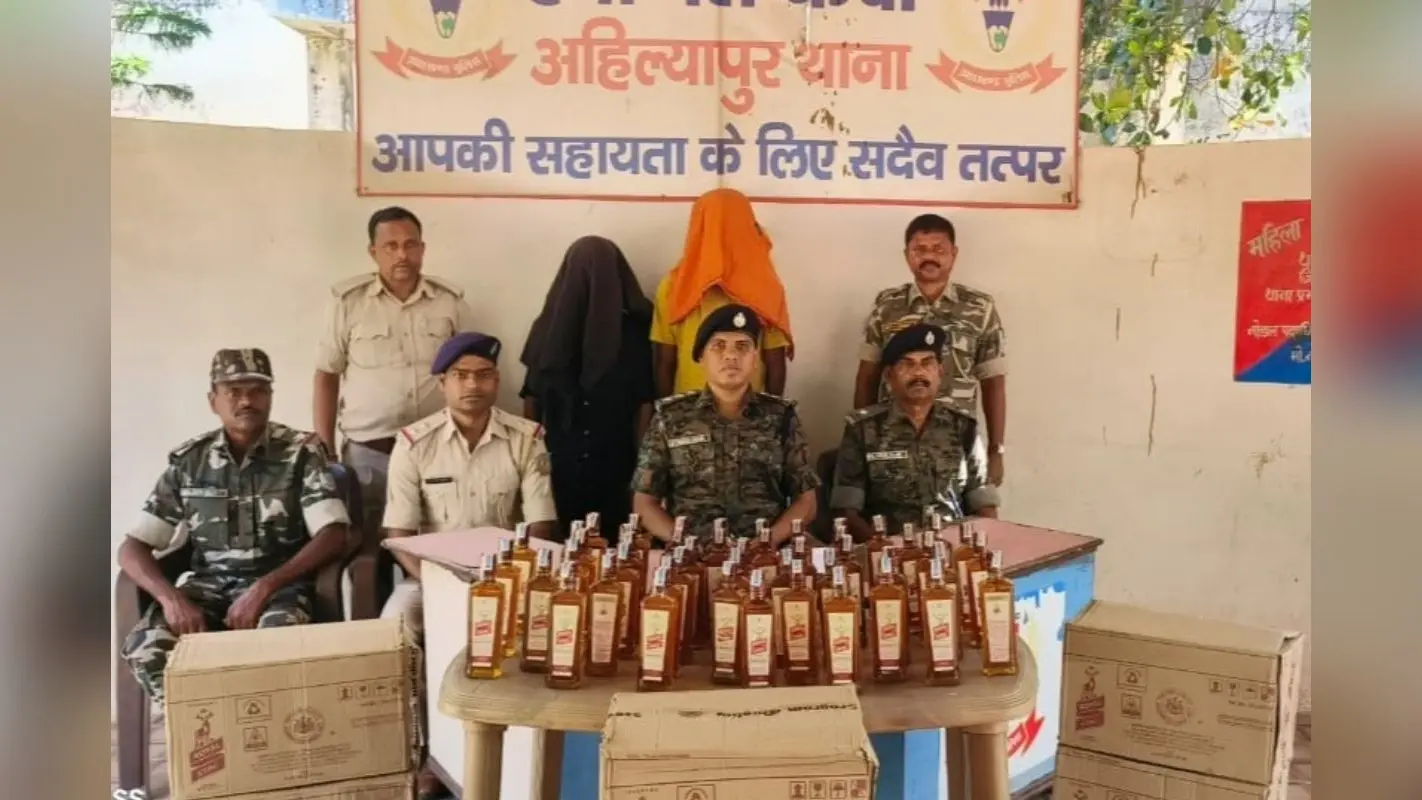 झारखंड में दूध की गाड़ी से नकली अंग्रेजी शराब की हो रही थी तस्करी, दो लाख की शराब के साथ वैन जब्त, दो को जेल