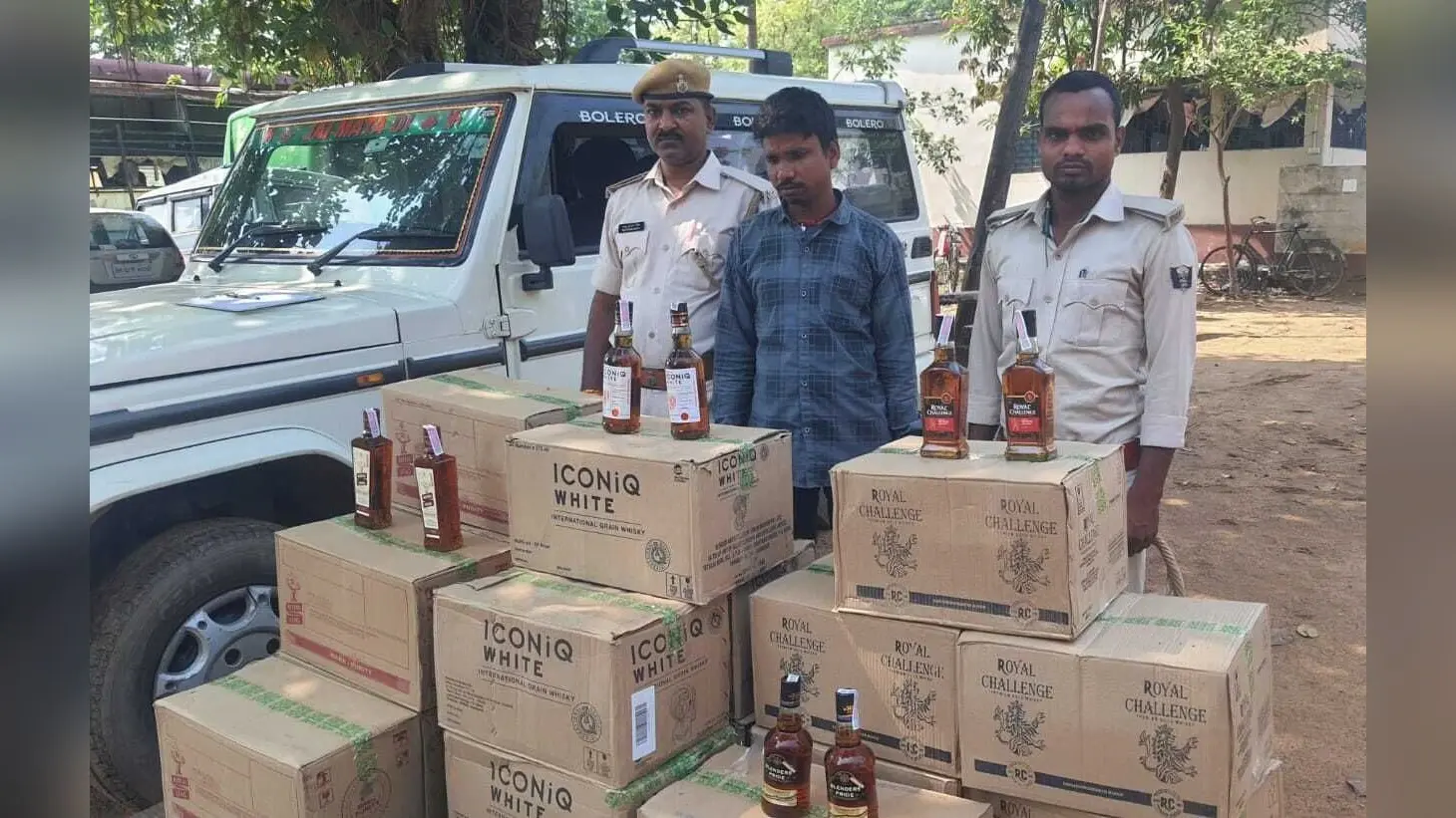 19 पेटी अवैध विदेशी शराब लोडेड बोलेरो जब्त, तस्कर गिरफ्तार