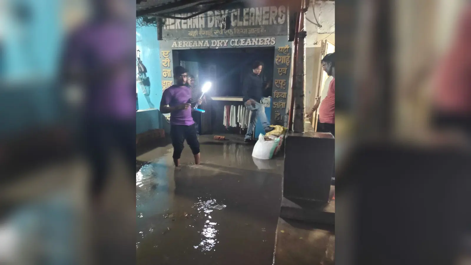 Dhanbad News: झरिया में बारिश से जनजीवन अस्त-व्यस्त, घरों व दुकानों में घुसा पानी, ब्लैक आउट