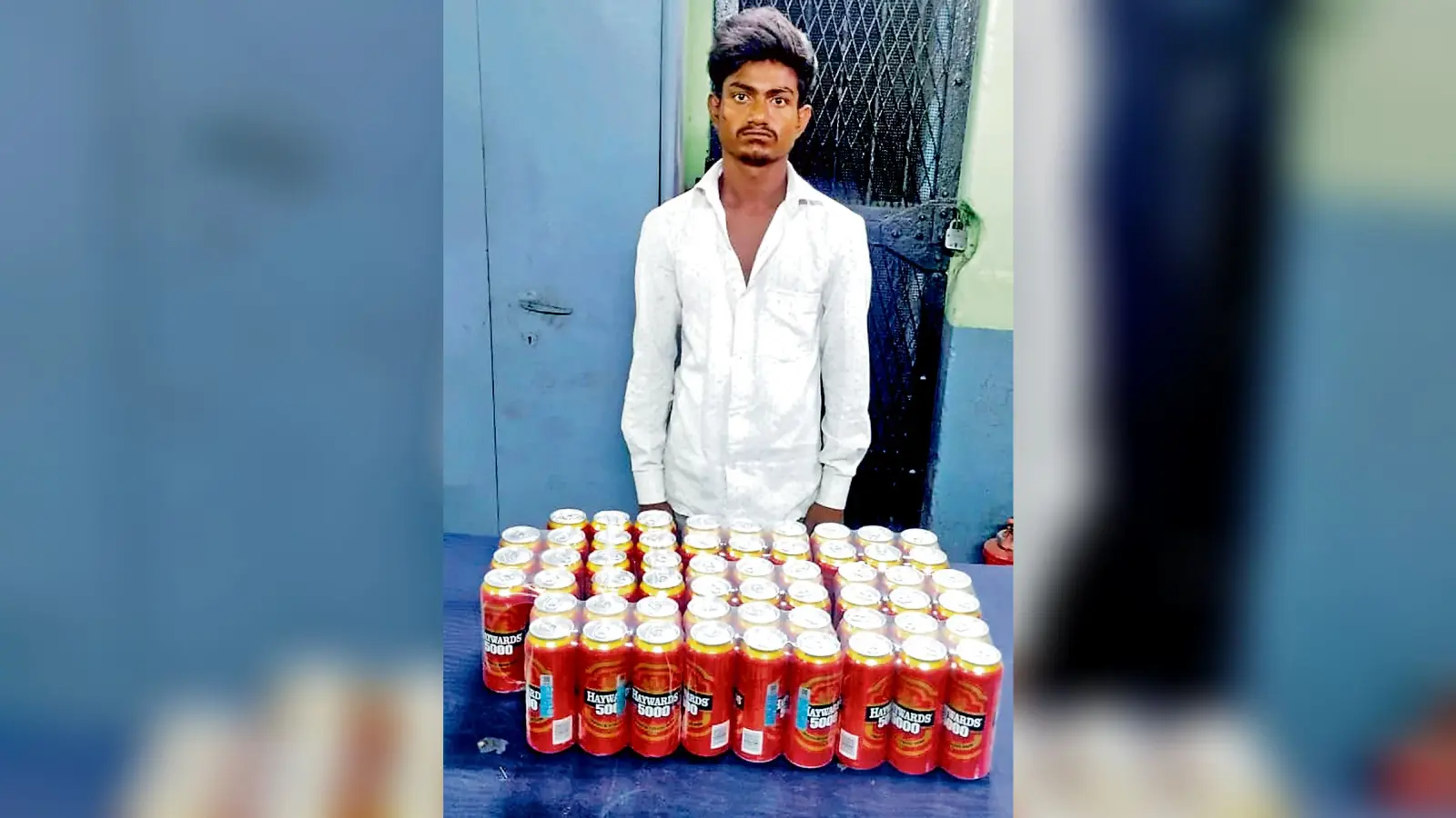 आसनसोल स्टेशन पर शराब तस्कर गिरफ्तार, बैग से बरामद हुए 57 बियर कैन