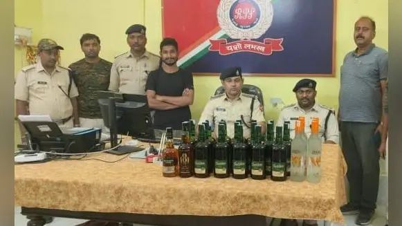 सहरसा जंक्शन से 27 बोतल विदेशी शराब के साथ एक तस्कर गिरफ्तार