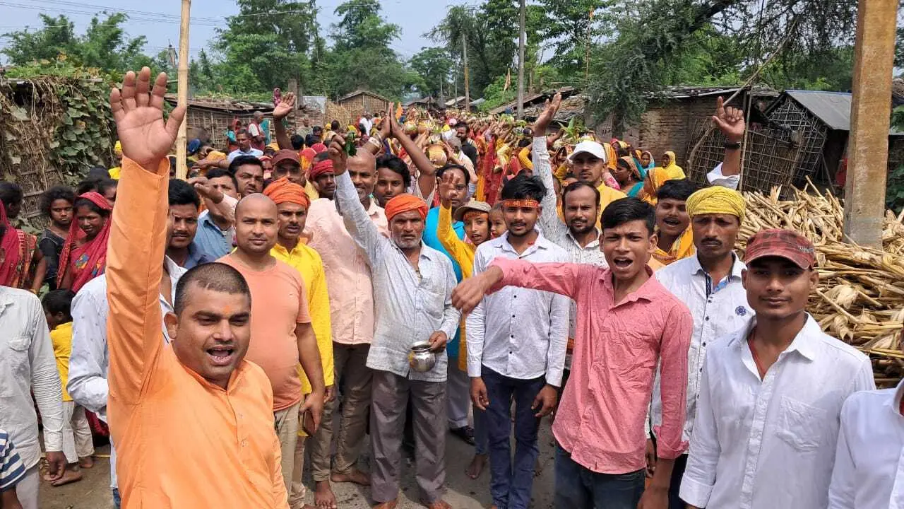 प्रतिमा की प्राण प्रतिष्ठा को लेकर निकाली गयी कलश यात्रा
