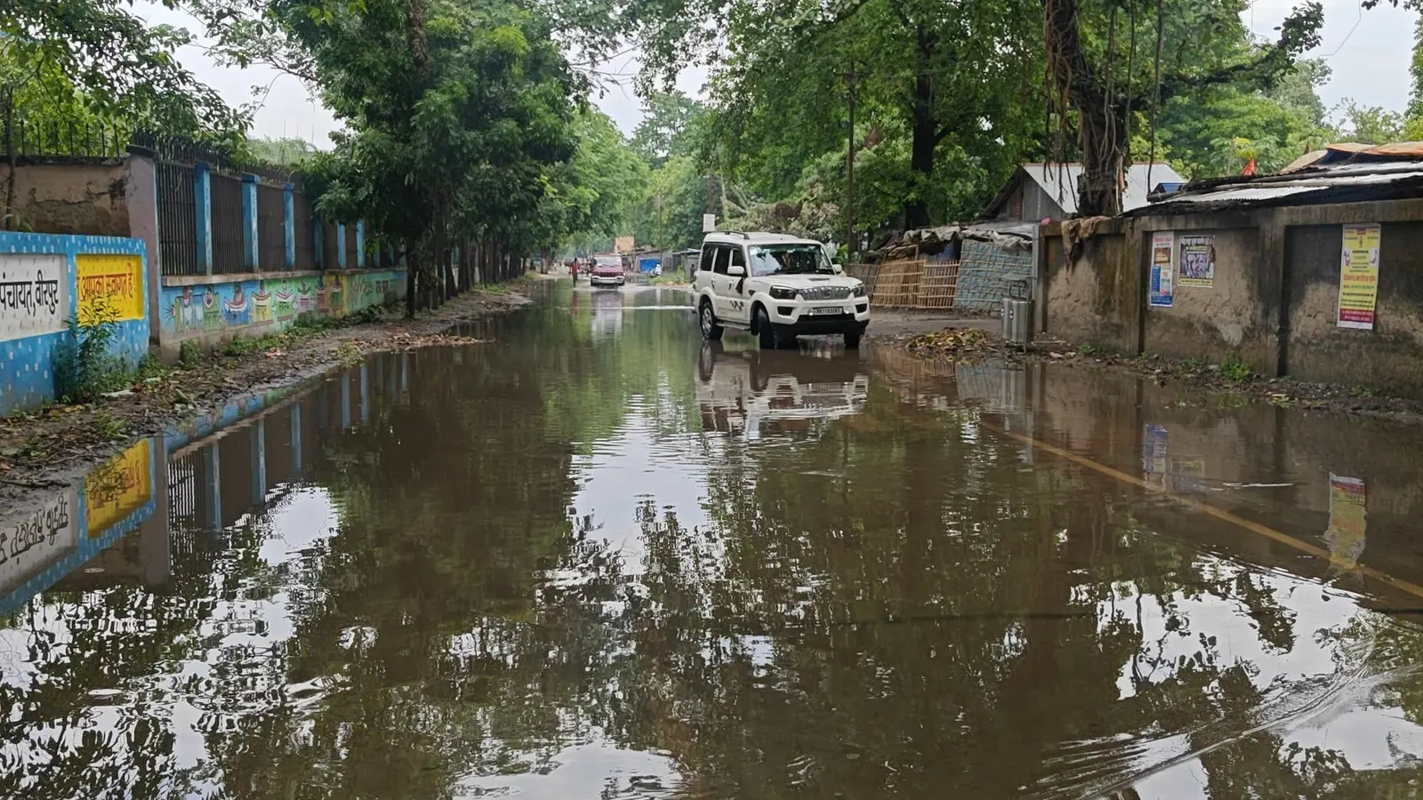 दो घंटे की बारिश में ही गोल चौक से कोसी आइबी रोड जलमग्न