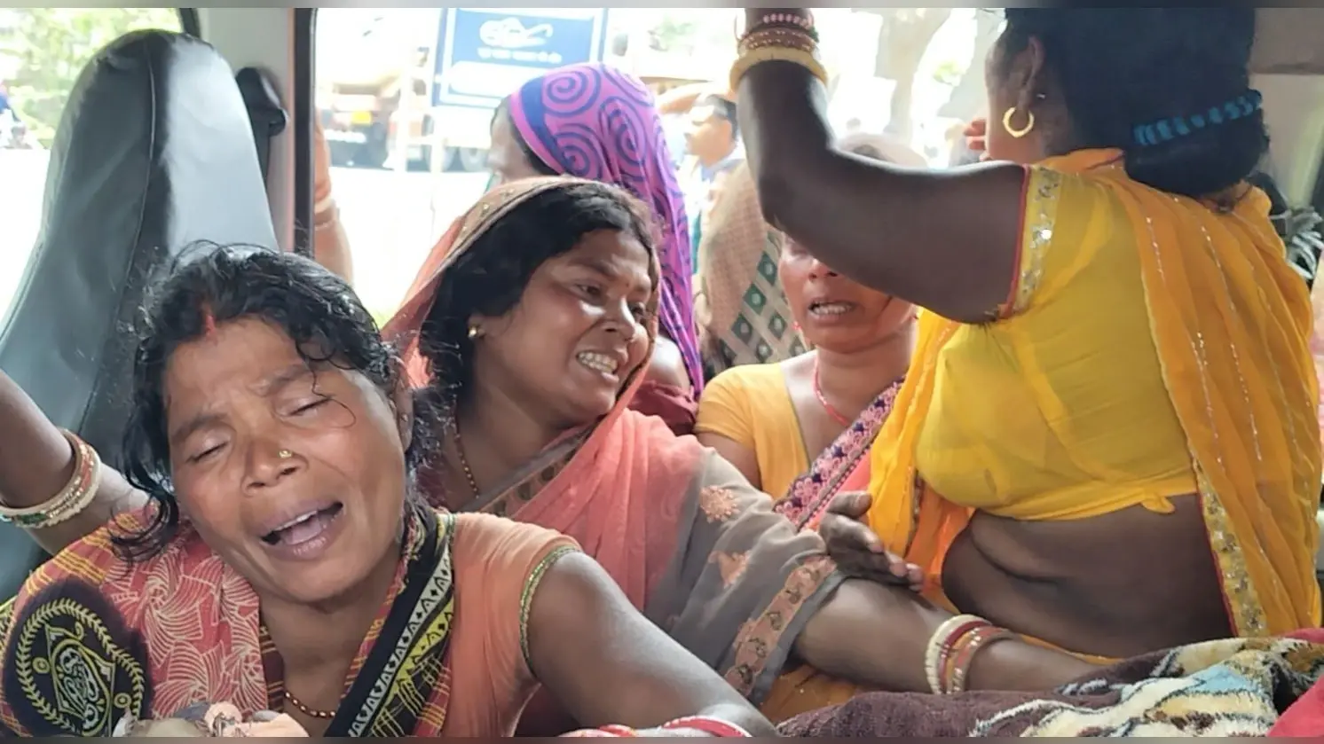 युवक का शव गांव पहुंचते ही मचा कोहराम