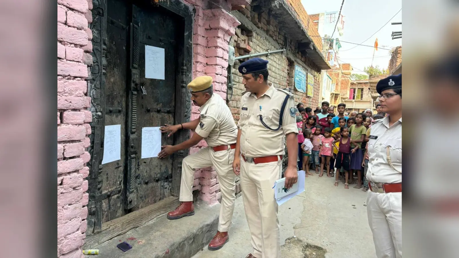 कौआकोल पुलिस ने अभियुक्तों के घर चिपकाया इश्तेहार