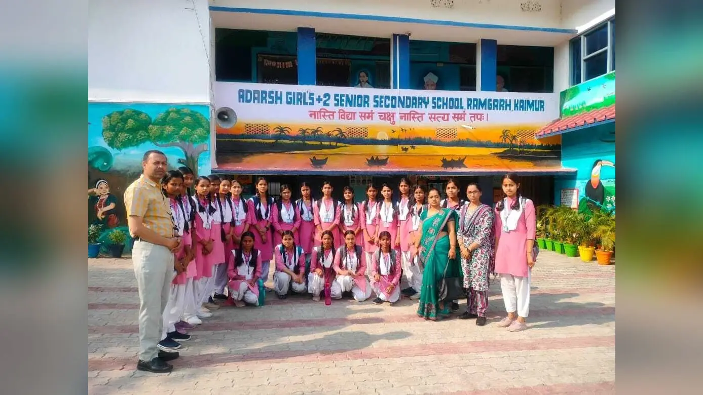 वैज्ञानिकों ने छात्राओं को सीमेंट फैक्ट्री का कराया भ्रमण