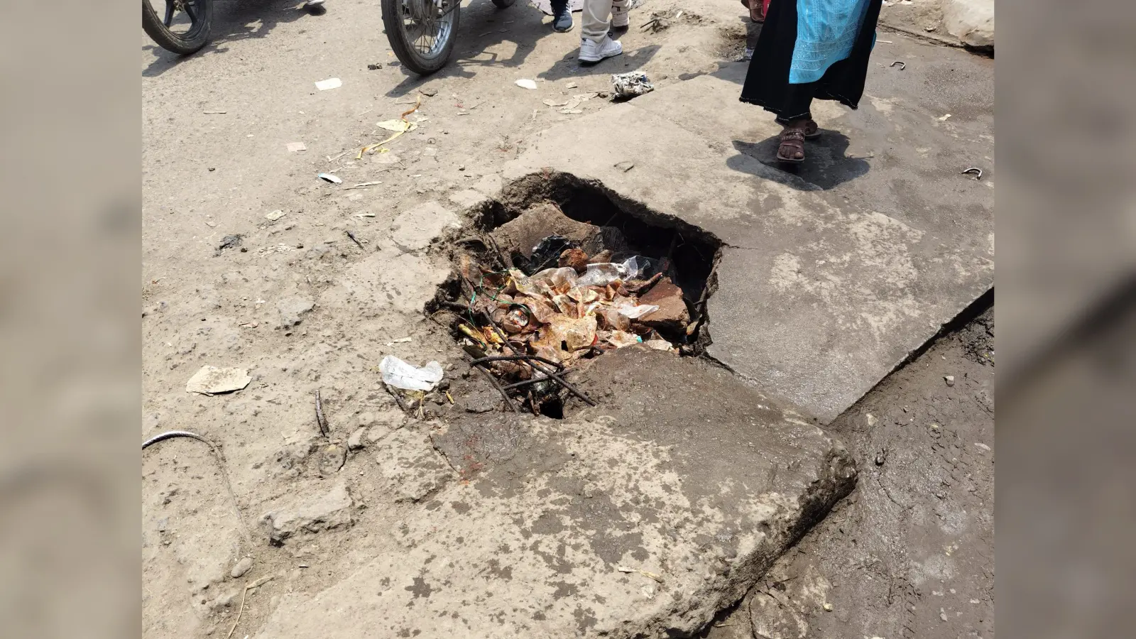चांदनी चौक पर नाले का टूटा स्लैब, दुर्घटना की आशंका