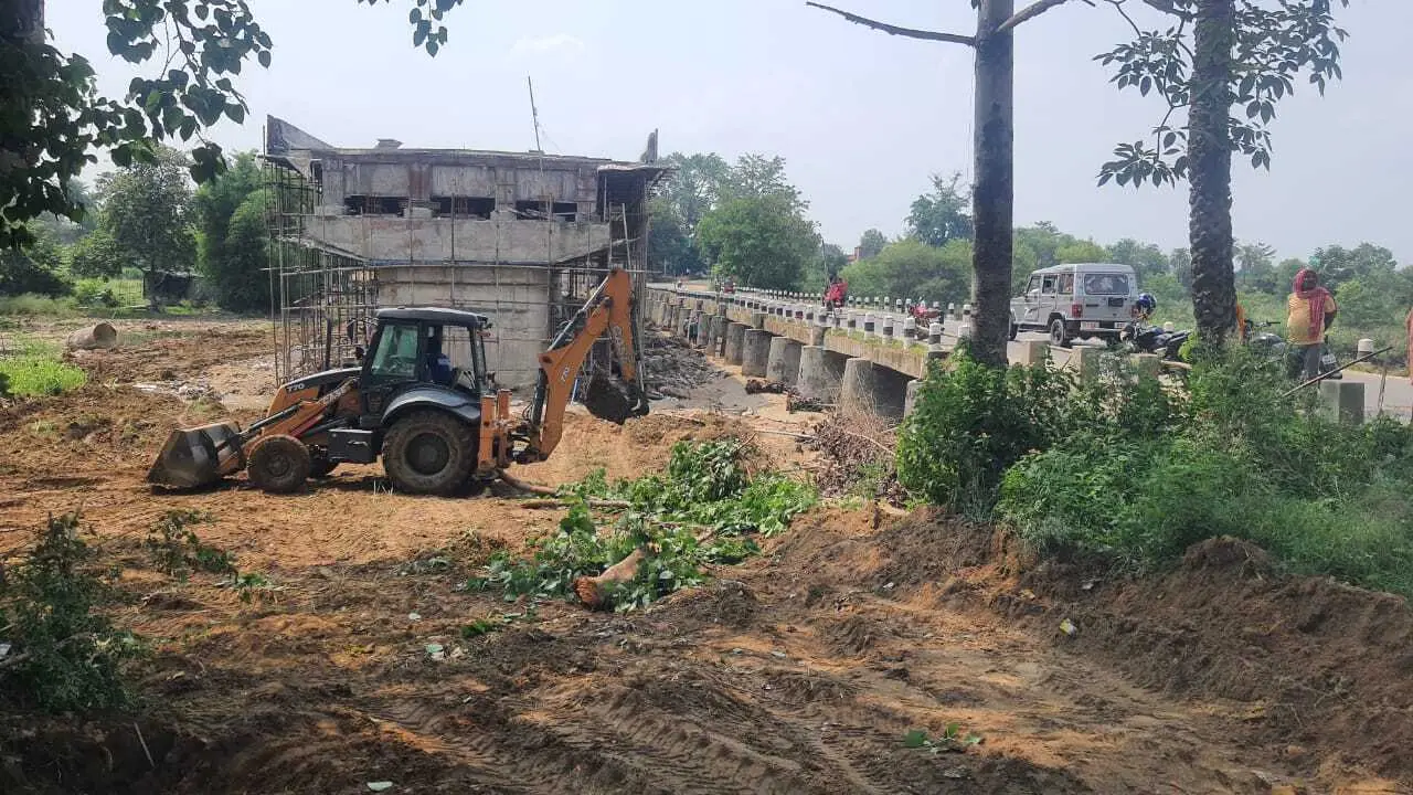नए दरभाषण पुल निर्माण में बाधा बने अतिक्रमण पर चला बुलडोजर