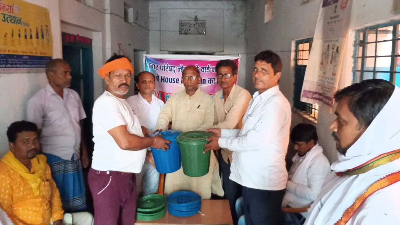 नोखा नगर के वार्ड नंबर एक में बांटे गये साढ़े छह सौ डस्टबिन