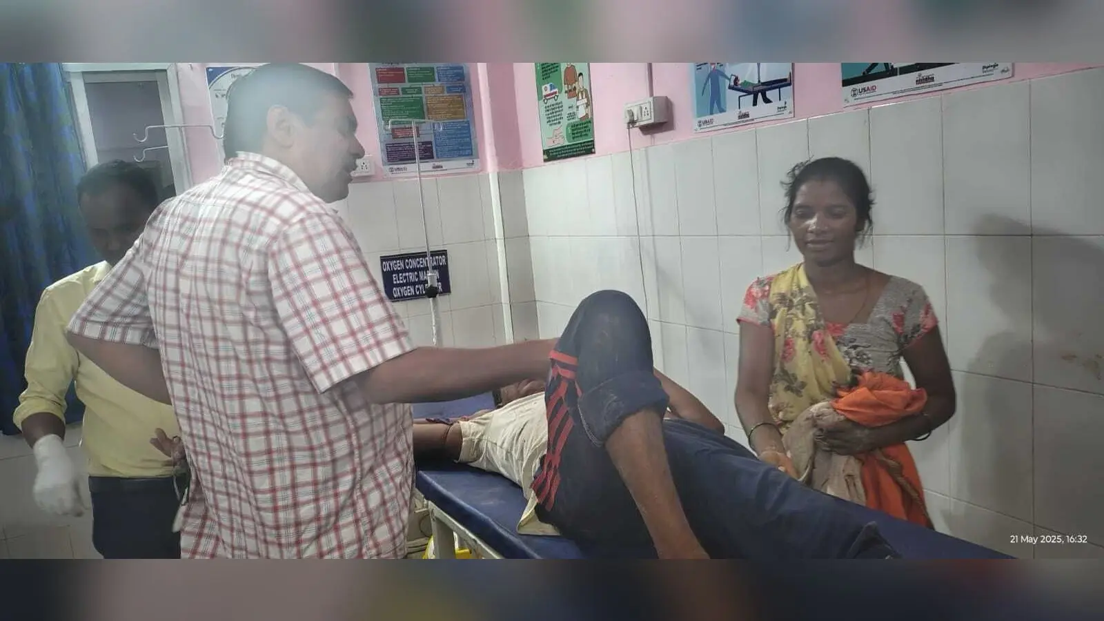 कार्य के दौरान असंतुलित होकर गिरा मजदूर, रेफर