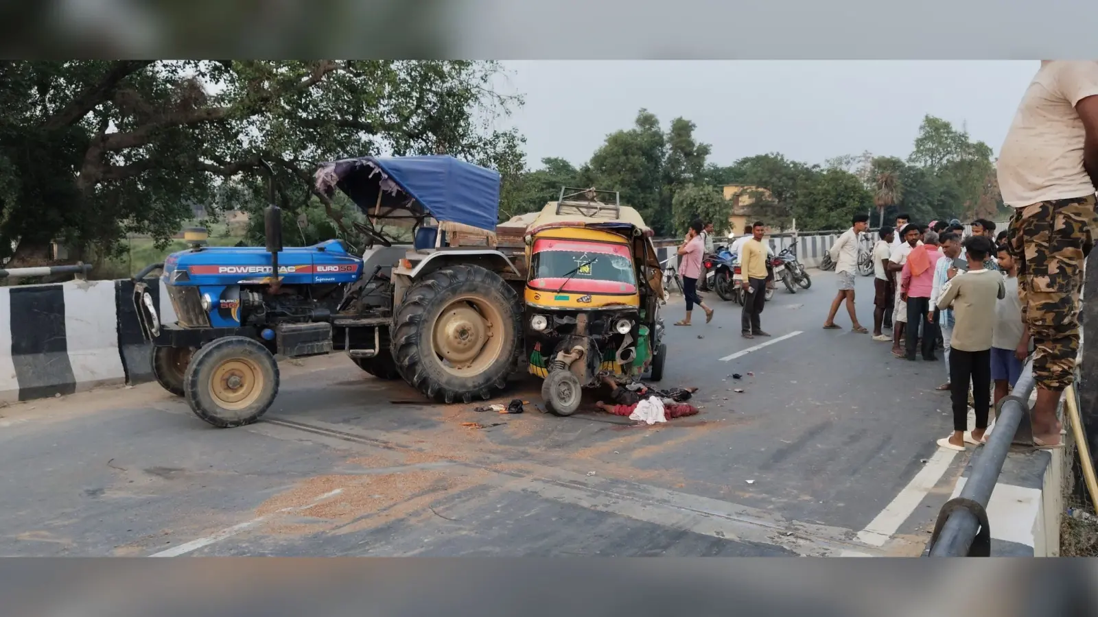 टेलर की ठोकर से ट्रैक्टर में घुसा ऑटो, एक की मौत, आधा दर्जन जख्मी