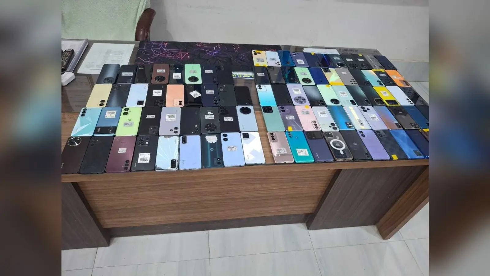 चोरी के 90 पीस मोबाइल के साथ दो गिरफ्तार