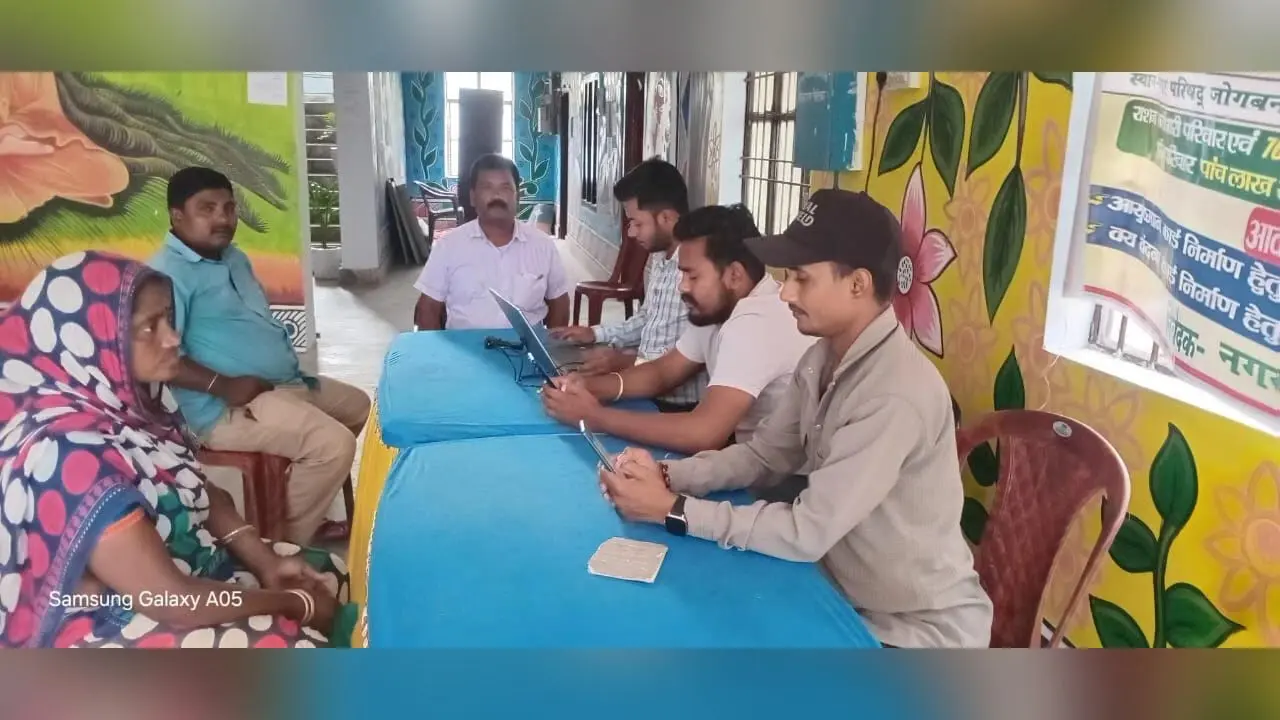 नप कार्यालय में बन रहा आयुष्मान कार्ड