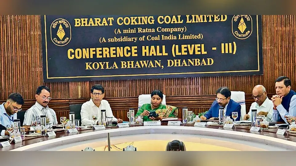 Dhanbad News : एनसीएसटी सदस्य डॉ आशा लकड़ा ने ने बीसीसीएल के अधिकारियों के साथ की बैठक