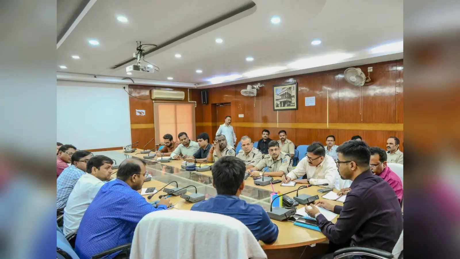 Deoghar News : राष्ट्रपति के आवागमन रूट की सड़कों की मरम्मत करवायें और मार्गों से अतिक्रमण हटायें : डीसी