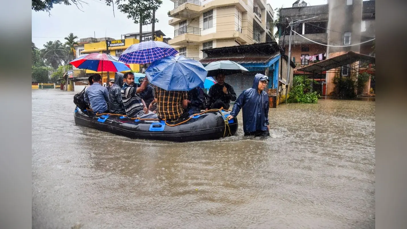 असम-अरुणाचल में बाढ़ से तबाही, भूस्खलन से 14 लोगों की मौत, इस राज्यों में भी आफत वाली बरसात